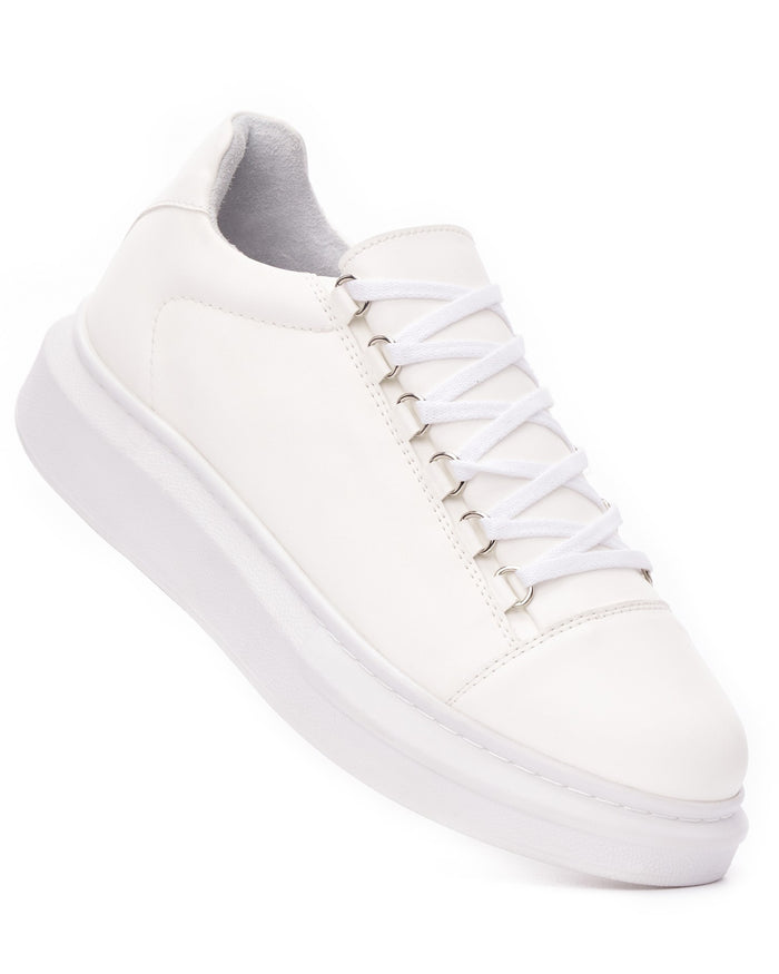 Martin Valen men's low-top chunky white sneaker, angled close-up showing white laces, metal eyelets and thick platform sole