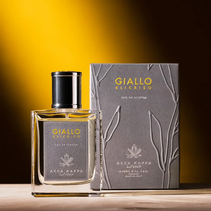 Acca Kappa Giallo Elicriso Eau de Parfum i kvadratisk glassflaske med svart metallkork og grå etikett