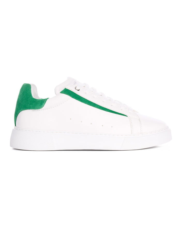 Martin Valen Axino close-up of white sneaker side, visible green suede heel stripe and sole profile