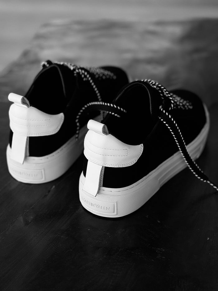 Martin Valen Bobe suede sneakers rear close-up in black and white, showing contrasting laces and white heel counter detail