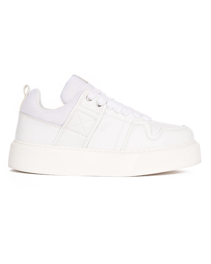 Martin Valen white sneaker close-up of heel and mesh collar, thick platform sole visible