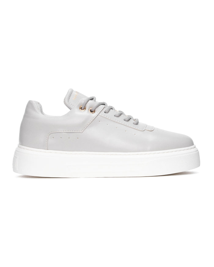 Martin Valen men’s casual sneakers in sky gray, side view showing thick white platform sole and gold eyelets