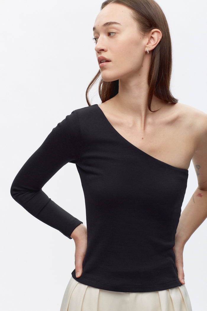 Elizabeth is 5’11" is a regular XS and is wearing an XS.
