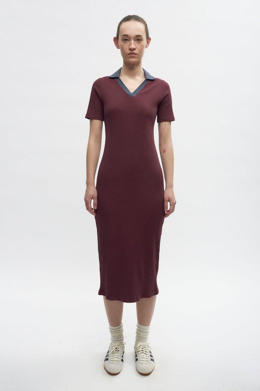 Elizabeth is 5’11" is a regular XS and is wearing an XS.
