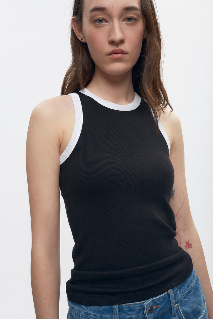 Elizabeth is 5’11" is a regular XS and is wearing an XS.