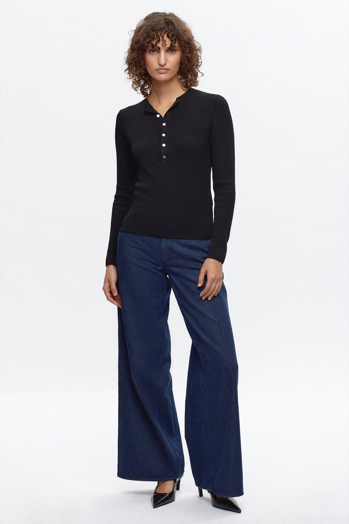 Francis is 5ft 9.5in, a regular size XS and wearing a XS.