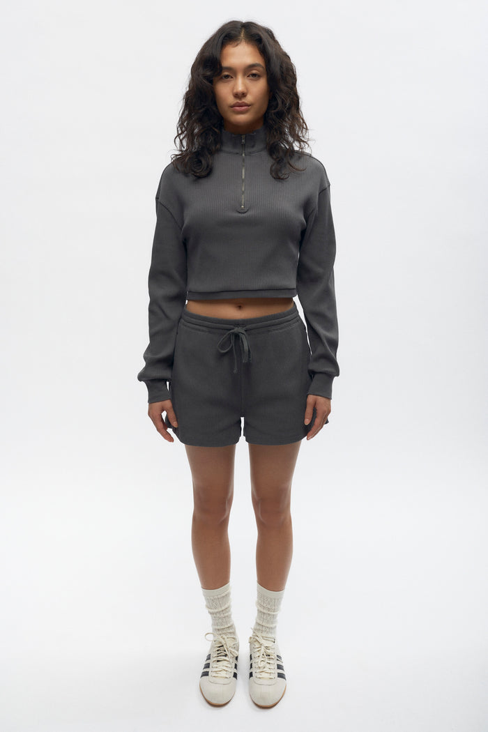 Zoe is 5'7" is a regular S and is wearing a S.